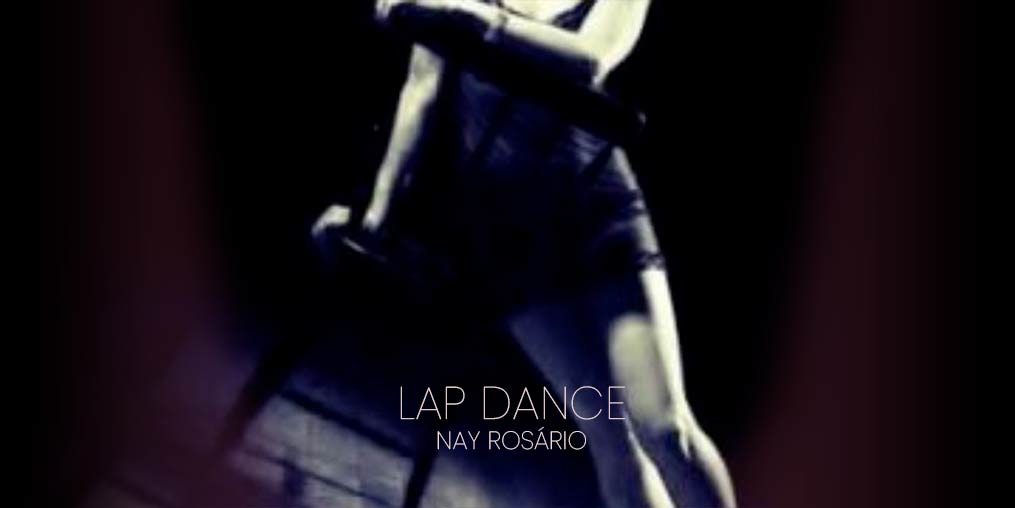 Foto sombria de mulher dançando e se apoiando em uma cadeira.