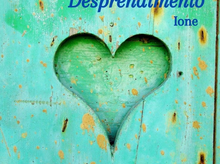 Forma de coração gravada na madeira de uma porta verde.