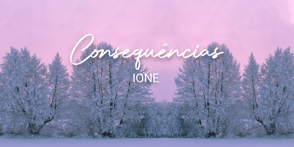 Paisagem de inverno, com árvores brancas pela neve em suas folhas.