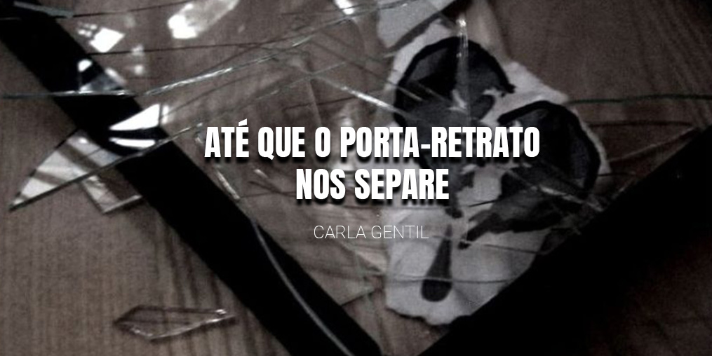 Porta-retratos quebrado no chão.