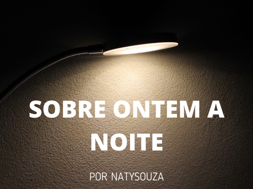 Luminária refletindo luz na parede.