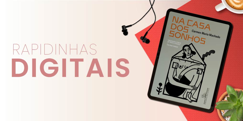 Título da coluna, exibindo um tablete com a capa do livro NA CASA DOS SONHOS. Ao fundo, fones de ouvido, xícara de café e uma planta suculenta em um fundo vermelho.