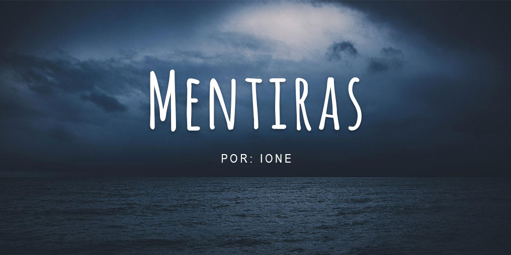 Paisagem sombria de um oceano e céu noturno com nuvens.